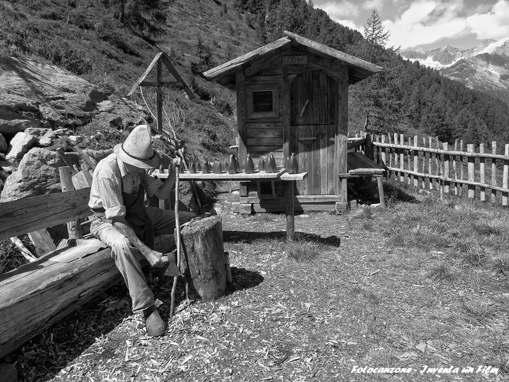 Fotocanzone 2022, Fotocanzone Inventa un Film, Fotocanzone Lenola, Spalle al muro, Rossano Ghizzoni, i pensieri tolgono il posto alle parole. Sguardi bassi alla paura di ritrovarsi soli